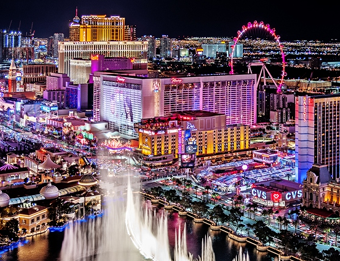 Las Vegas Strip iluminado de noche desde el aire