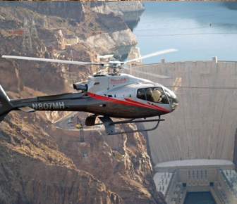 Helicóptero volando sobre la Presa Hoover