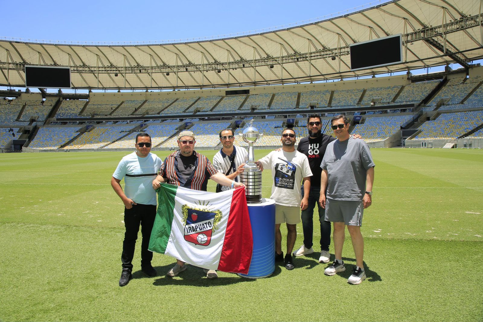 Visita al césped del Maracaná con la Copa Libertadores