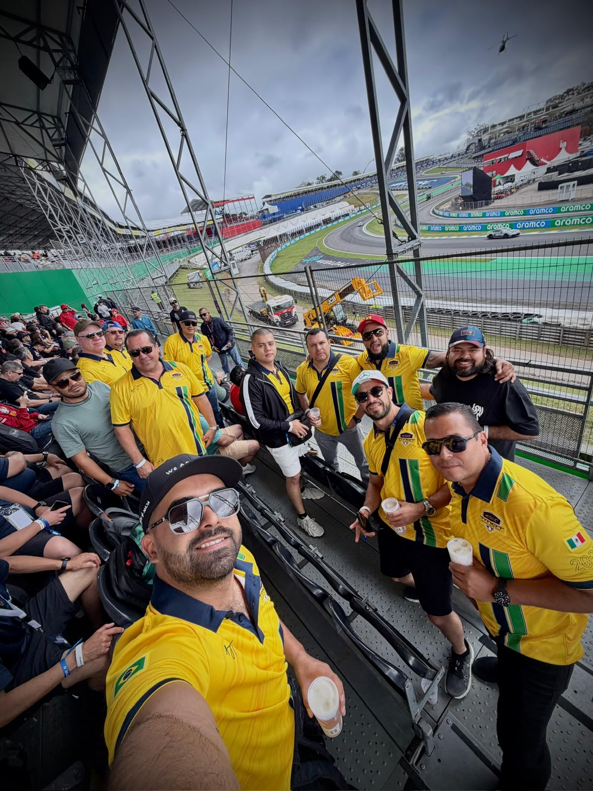Grupo TMDT en las tribunas del GP de Brasil, Interlagos