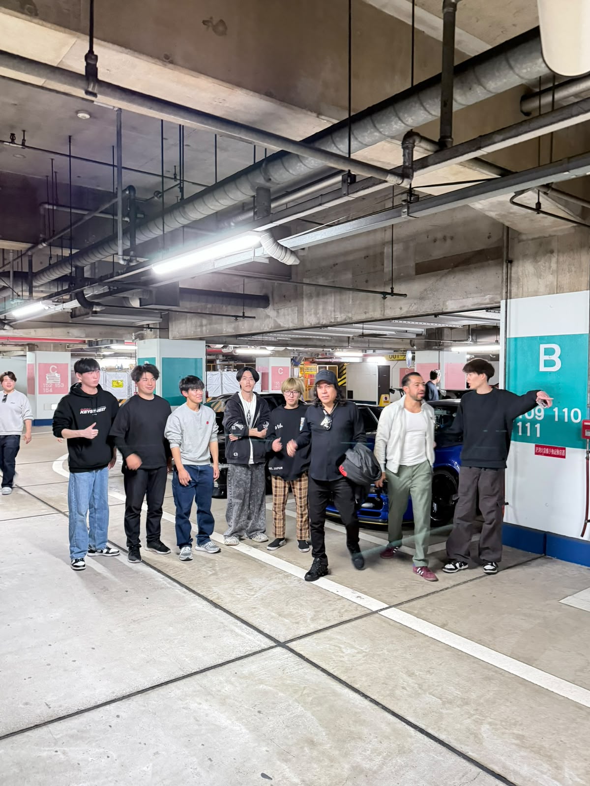 Miembros del club en estacionamiento subterráneo en Japón